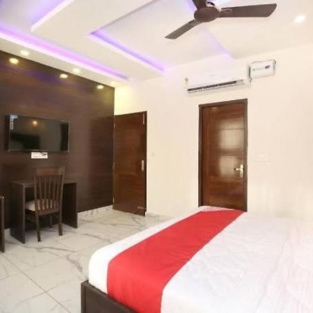 Hotel Ska Csandígarh Kültér fotó